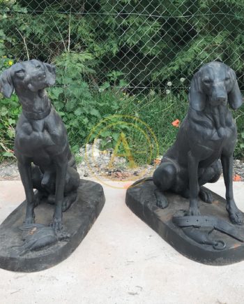 ENSEMBLE  DE “DEUX CHIENS DE CHASSE ASSIS” EN FONTE