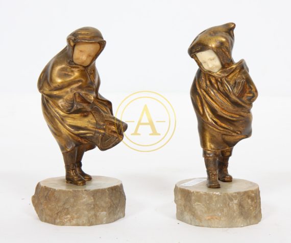 PAIRE DE BRONZES “ENFANTS”