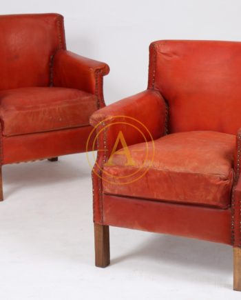 PAIRE DE FAUTEUILS CLUBS EN CUIR ROUGE