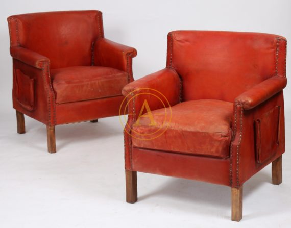 PAIRE DE FAUTEUILS CLUBS EN CUIR ROUGE