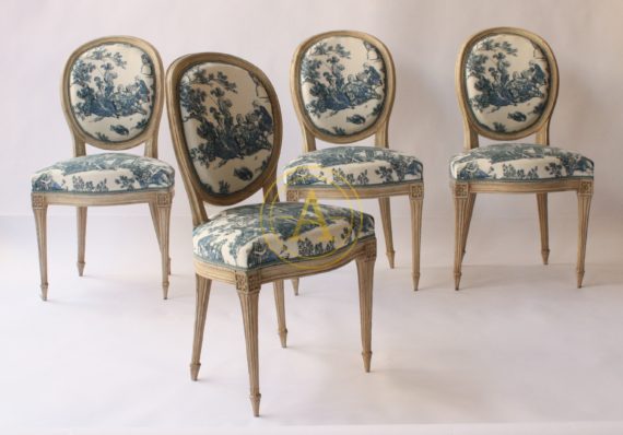 SUITE DE QUATRE CHAISES MEDAILLON DE STYLE LOUIS XVI