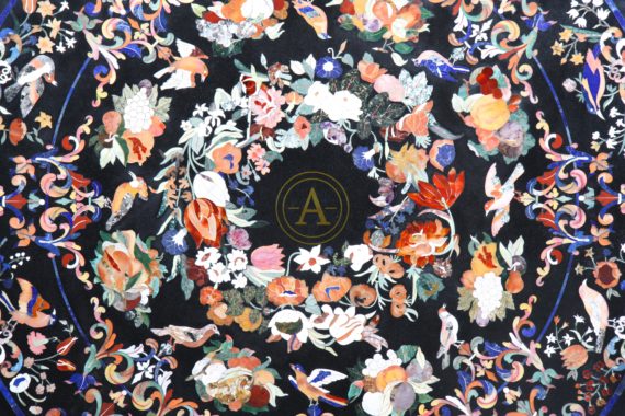 TABLE EN MARQUETERIE DE MARBRE “AUX FLEURS, FRUITS ET OISEAUX”