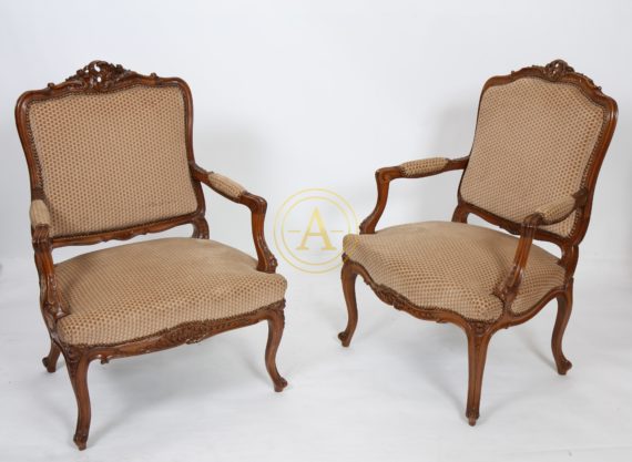 ENSEMBLE DE DEUX FAUTEUILS A DOSSIERS PLATS DE STYLE LOUIS XV