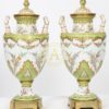 PAIRE DE VASES EN PORCELAINE