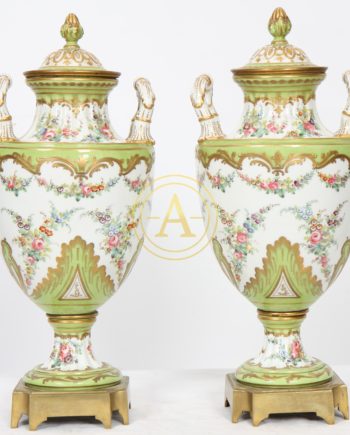 PAIRE DE VASES EN PORCELAINE