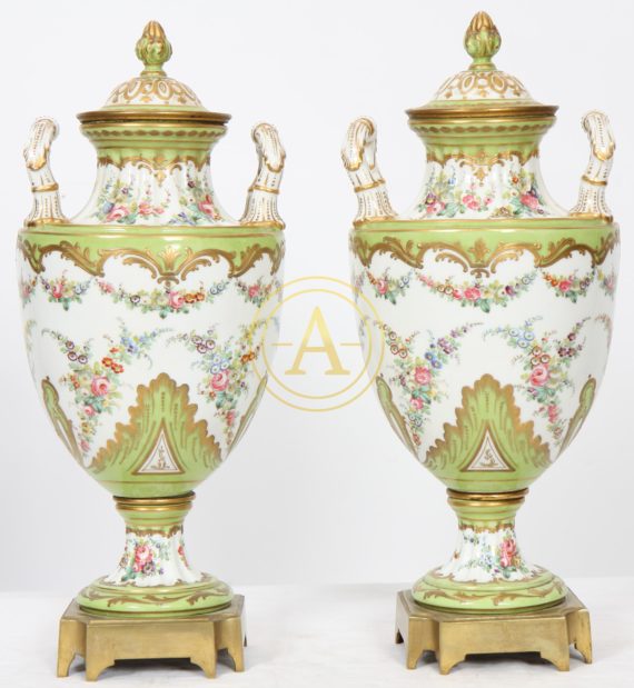 PAIRE DE VASES EN PORCELAINE