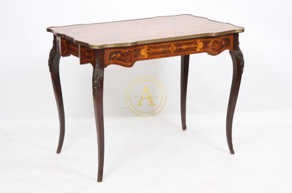 BUREAU PLAT DE STYLE LOUIS XV