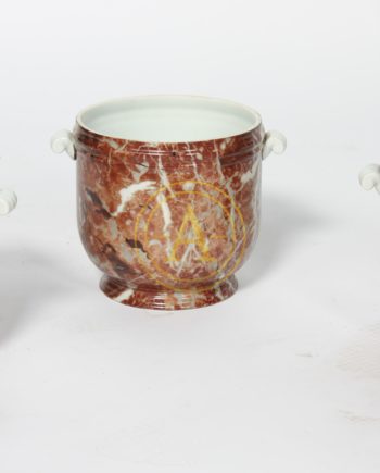 SUITE DE TROIS CACHE POTS EN FAIENCE