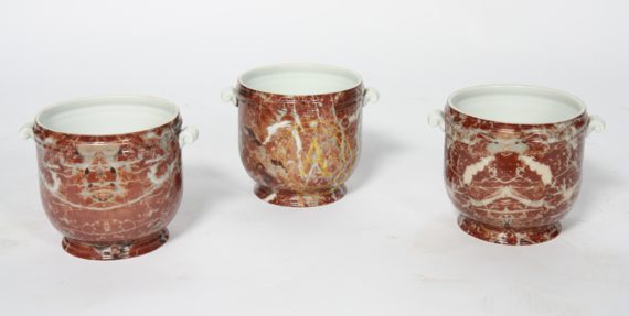 SUITE DE TROIS CACHE POTS EN FAIENCE