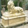 PAIRE DE STATUES “LIONS COUCHES”