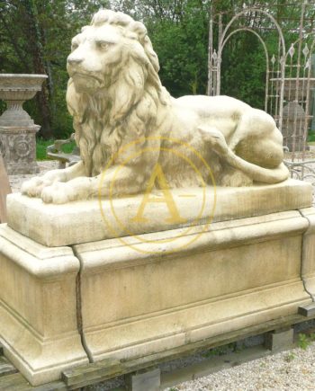 PAIRE DE STATUES “LIONS COUCHES”