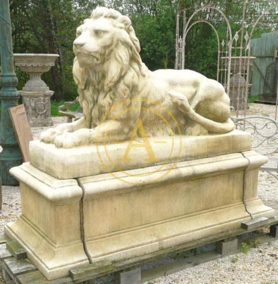 PAIRE DE STATUES “LIONS COUCHES”