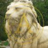 PAIRE DE STATUES “LIONS COUCHES”