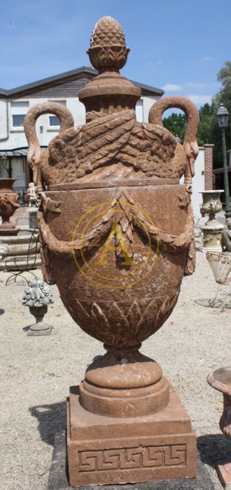 PAIRE DE VASES AUX CYGNES