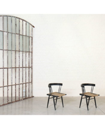 Ensemble de deux fauteuils “grass-seated” dans le goût de George Nakashima (1905-1990)