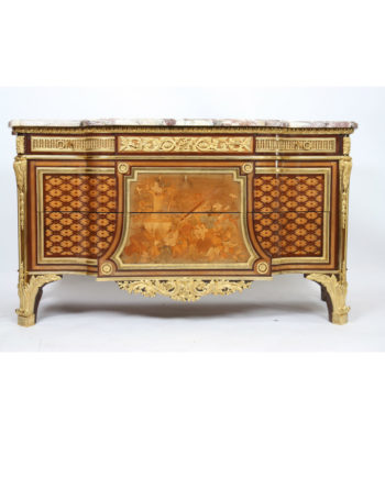 IMPORTANTE COMMODE MARQUETEE LOUIS XVI D’APRES RIESENER