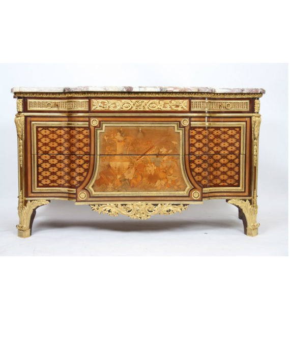 IMPORTANTE COMMODE MARQUETEE LOUIS XVI D’APRES RIESENER