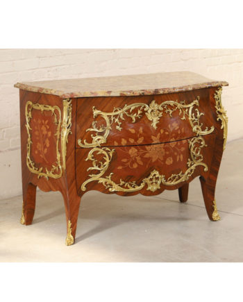 COMMODE SAUTEUSE MARQUETEE LOUIS XV MODELE DE ANTOINE CRIAERD