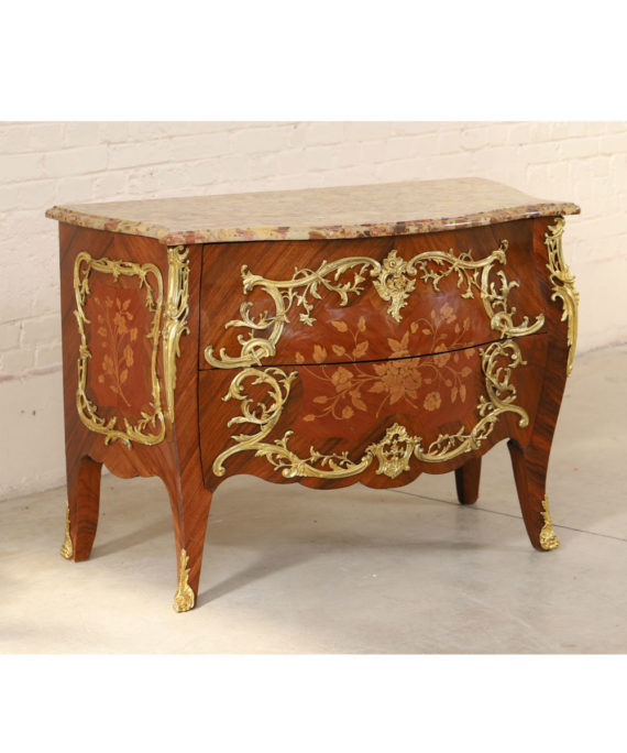 COMMODE SAUTEUSE MARQUETEE LOUIS XV MODELE DE ANTOINE CRIAERD